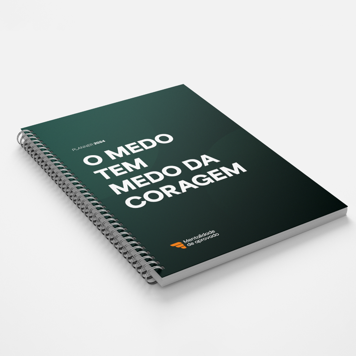 Planner 2024 com capa preta e frase em branco 'O medo tem medo da coragem'.